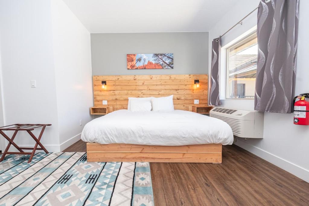 Postel nebo postele na pokoji v ubytování Kanab Suites