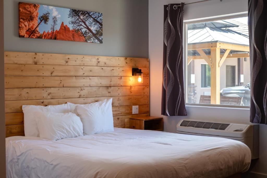 Postel nebo postele na pokoji v ubytování Kanab Suites
