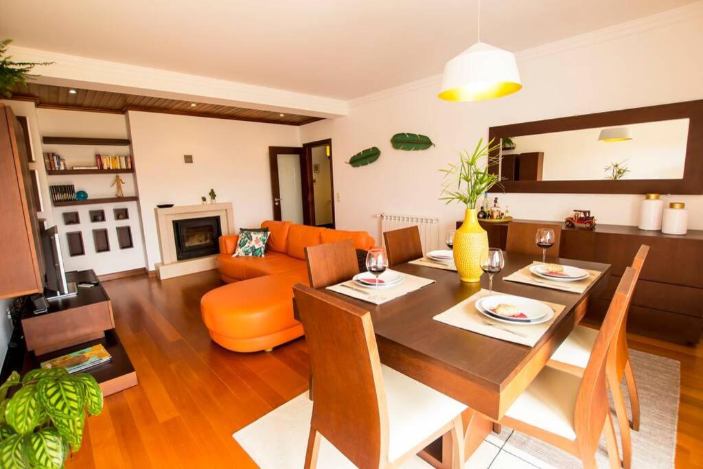 a living room with a table and a couch at Casa da Torre com garagem gratuito in Aveiro