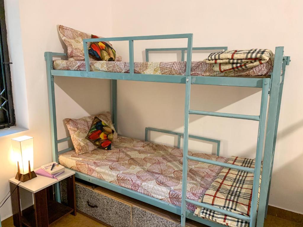 Postel nebo postele na pokoji v ubytování ROOTSVILLA VAGATOR - Longstays, Coworking Backpacker's Hostel