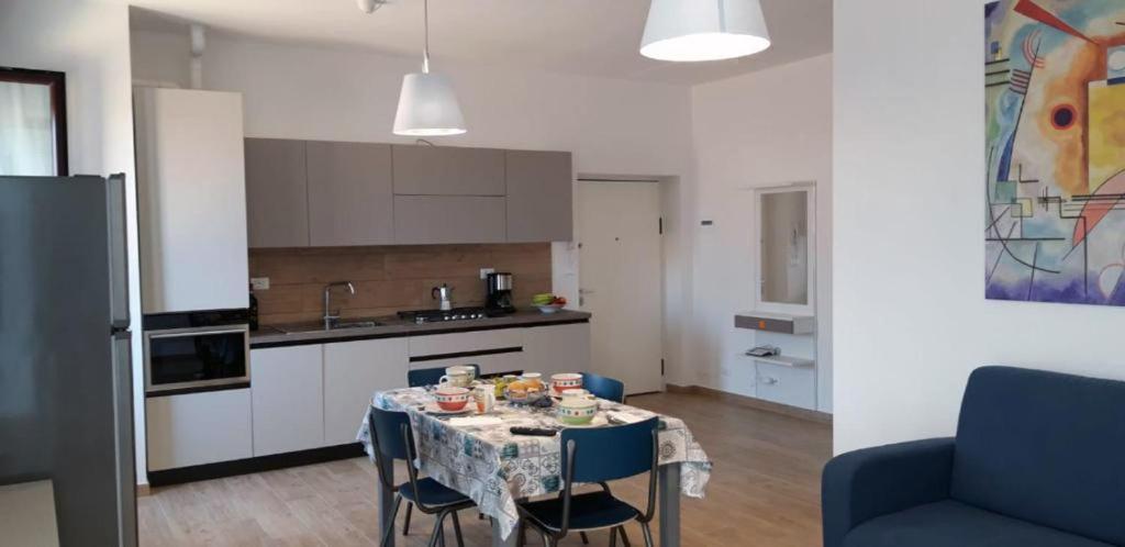 a kitchen and a table with a table cloth on it at Cabà Holiday Bardolino Colombo in Bardolino