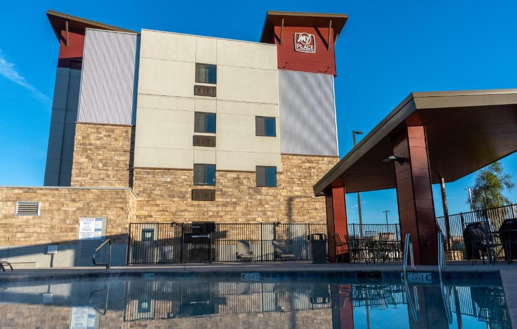 un edificio con piscina frente a él en My Place Hotel-Phoenix West/Avondale, AZ, en Avondale