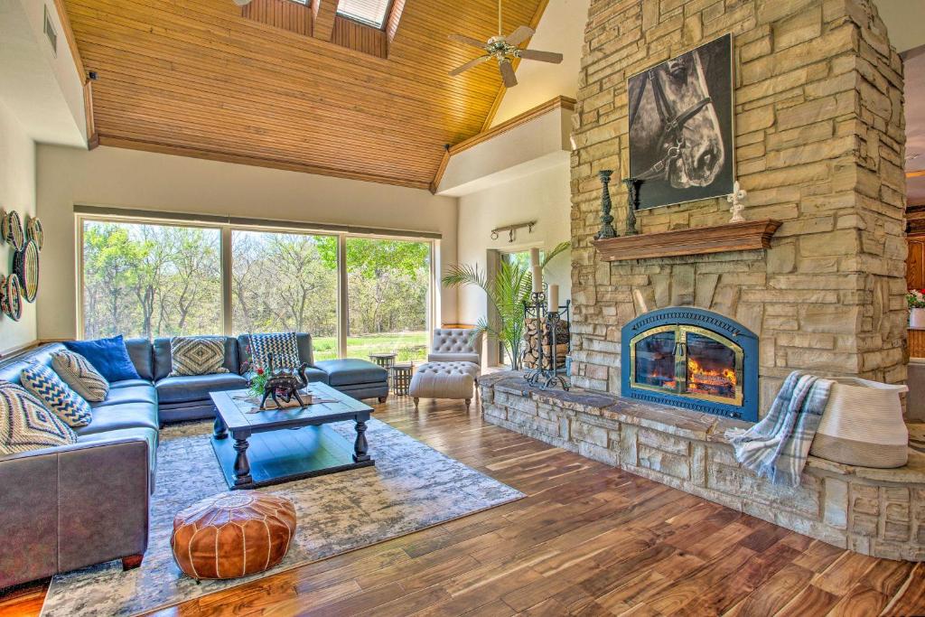 16Acre Ranch in Pilot Point with Private Pond and Spa, Pilot Point