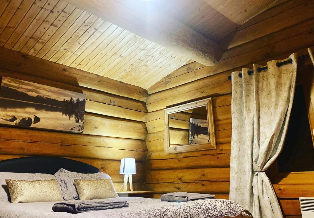 Postel nebo postele na pokoji v ubytování Log home village