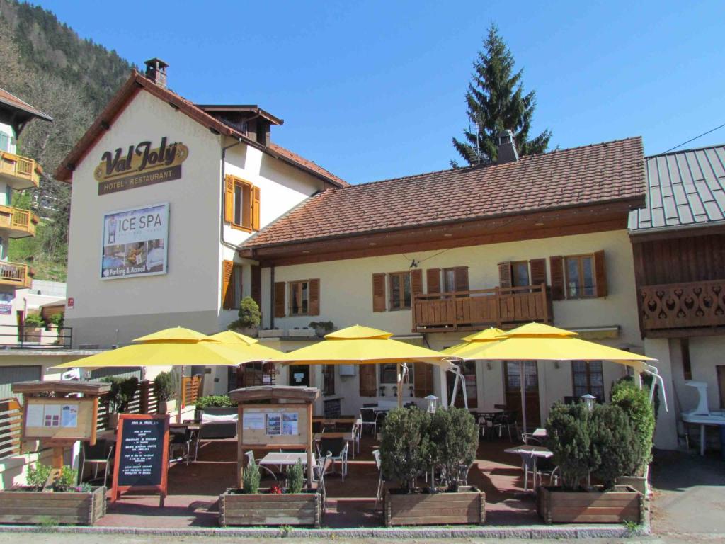 Nespecifikovaný výhled na hory nebo výhled na hory při pohledu z hotelu