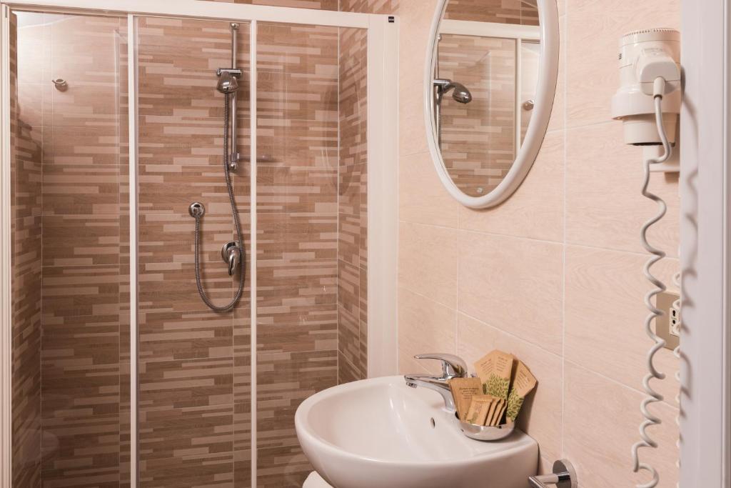Koupelna v ubytování Hotel Lydia