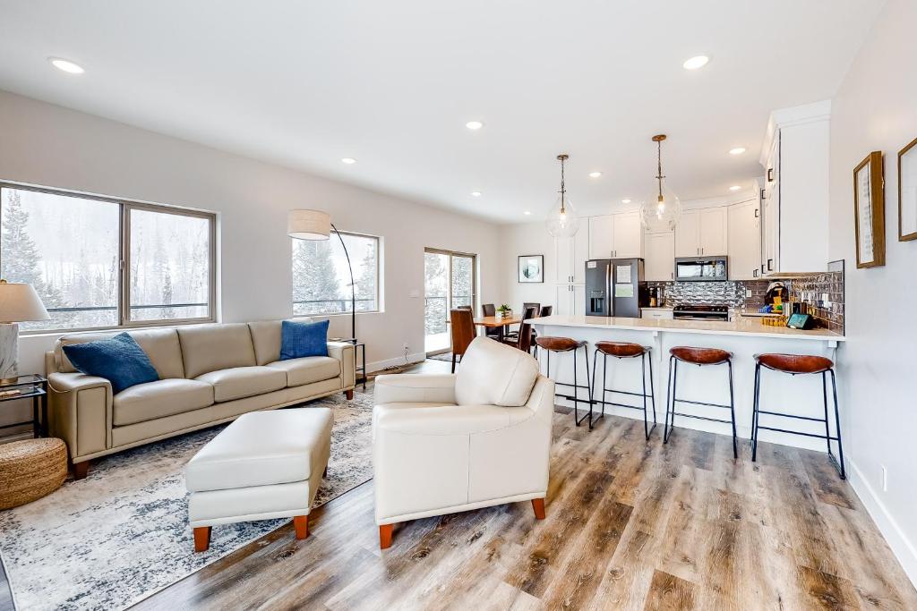 Kuchyň nebo kuchyňský kout v ubytování Crooked River #10A - Entire Home