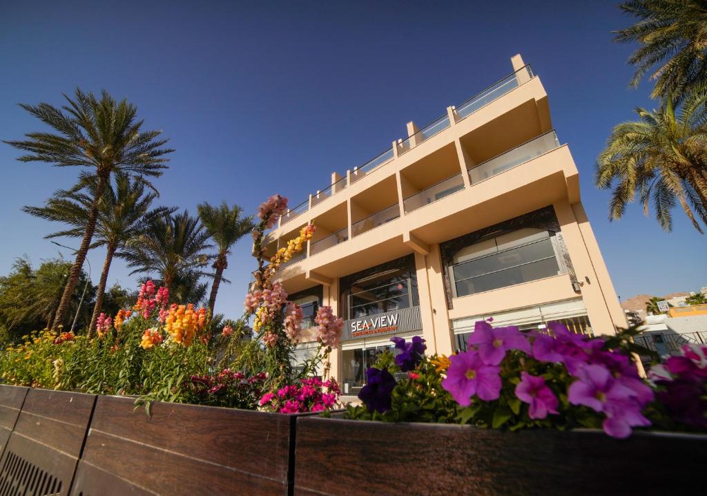 um edifício com flores em frente em Sea view hotel em Aqaba