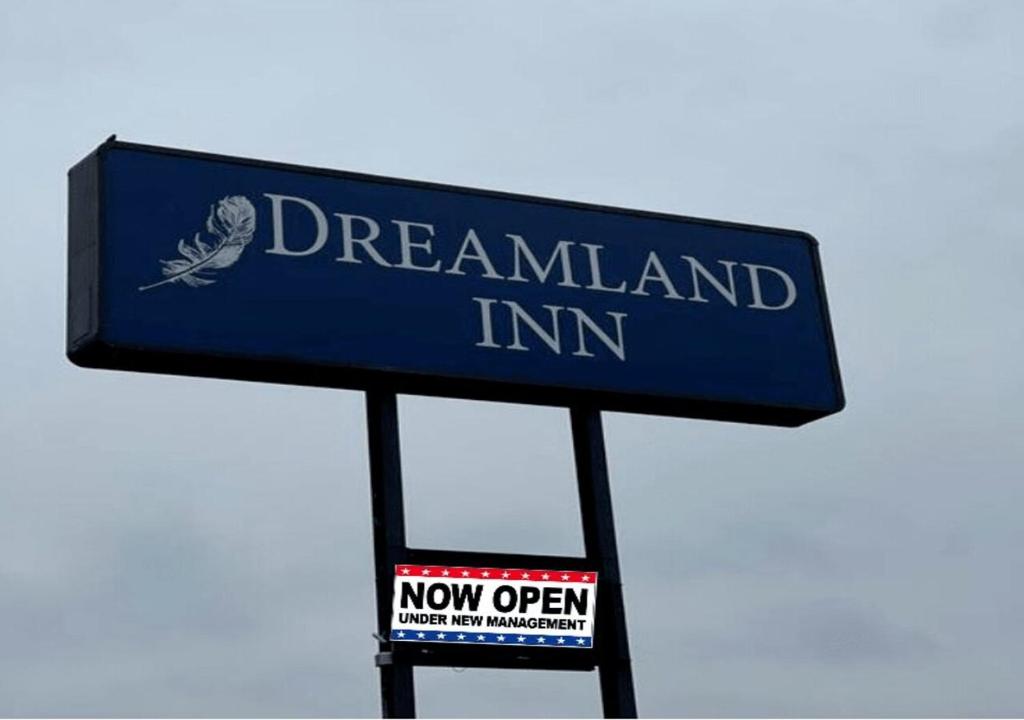 una señal para una posada de ensueño con una señal ahora abierta en Dreamland Inn, en Marion