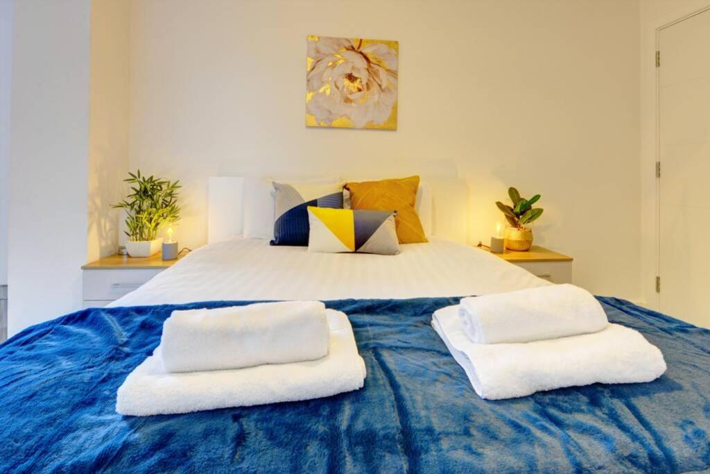 En eller flere senger på et rom på Modern & Stylish 2BR Apartment - Queens House