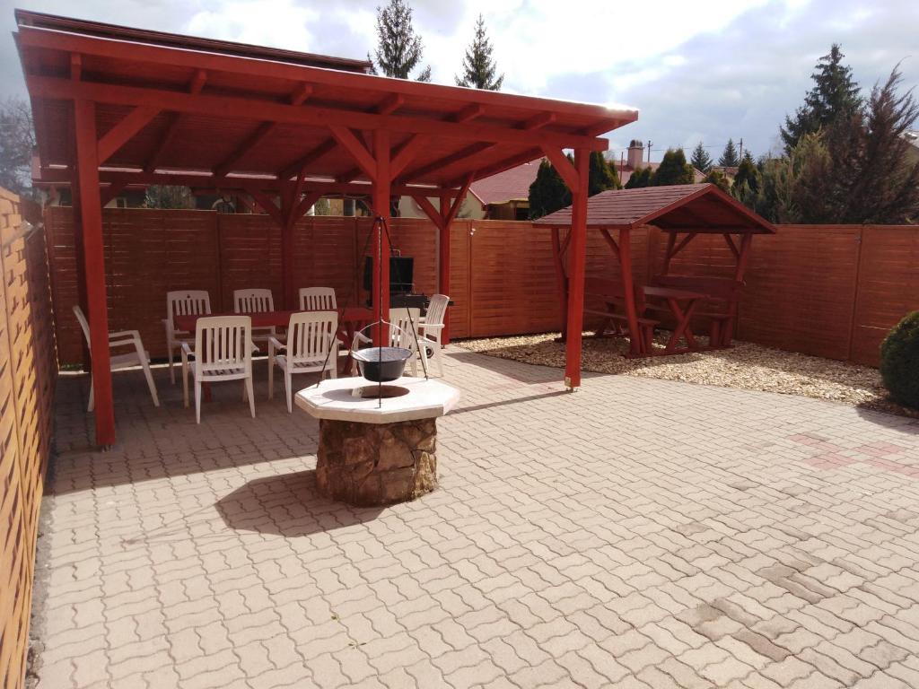 Patio nebo venkovní prostory v ubytování Arinza Apartman Vendégház