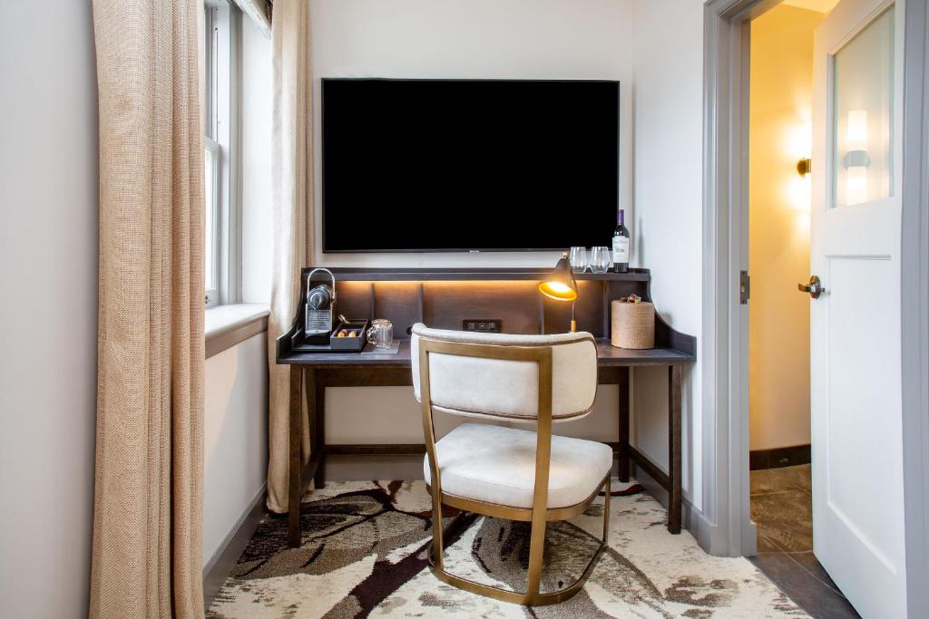 The Lodge at St Edward State Park - Standard King Room