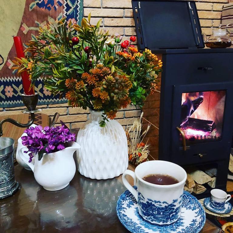 Příslušenství pro přípravu čaje a kávy v ubytování MagHay B&B Hotel in Vanadzor