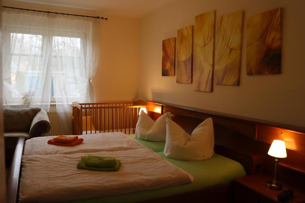 ein Schlafzimmer mit einem Bett mit zwei Kissen und einem Fenster in der Unterkunft Haus Marcus in Kolkwitz