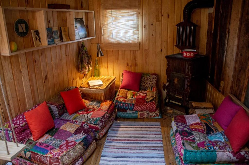 Roşia MontanăCasa Petri Rosia Montana的客厅配有两张沙发和一个炉灶