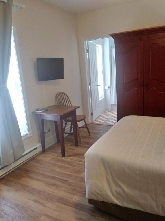 Postel nebo postele na pokoji v ubytování AUBERGE Knowlton
