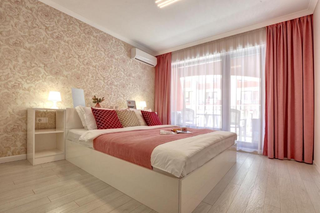 Säng eller sängar i ett rum på Luxury center apartments in Grand Karavel