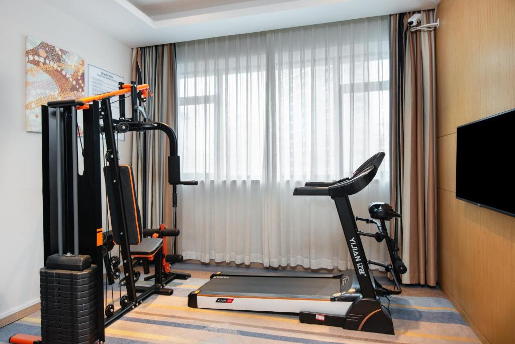 Fitness centrum a/nebo fitness zařízení v ubytování Holiday Inn Express Shanghai Zhenping by IHG