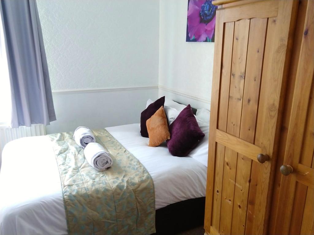 A bed or beds in a room at Napier Town House - Self Catering - Guesthouse Style - Twin and Double Rooms