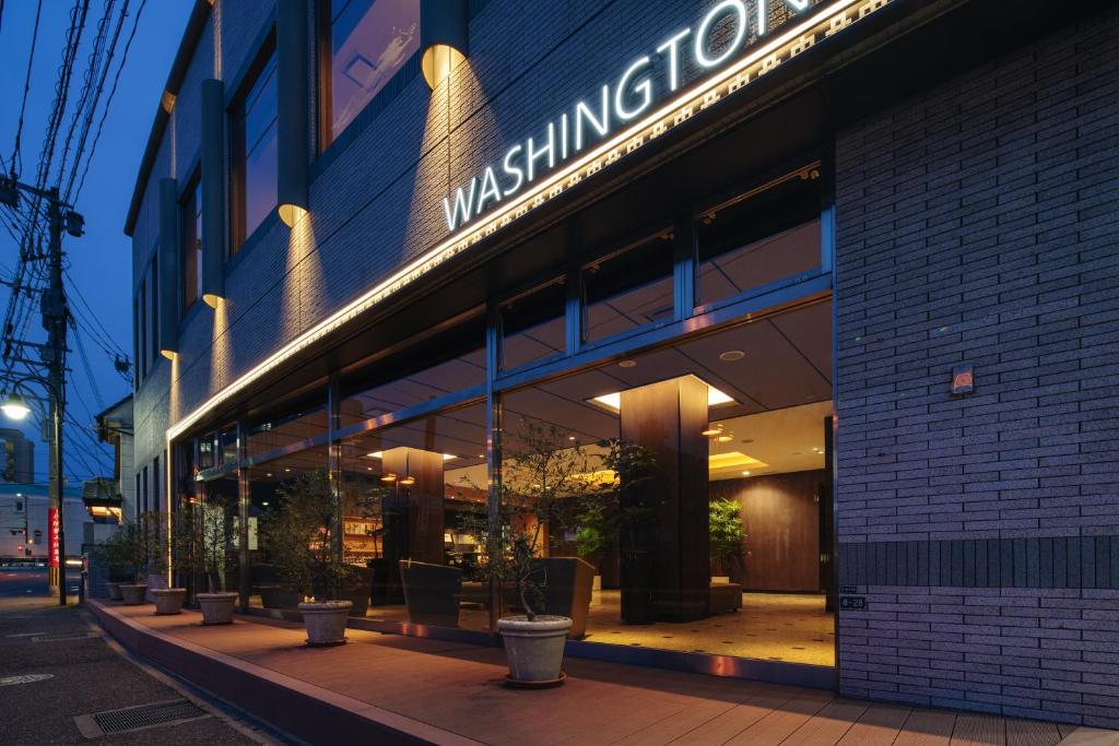 una tienda frente a un edificio con macetas fuera en Hakata Nakasu Washington Hotel Plaza, en Fukuoka