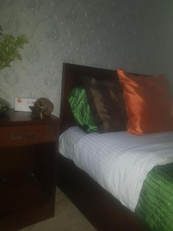 Postel nebo postele na pokoji v ubytování Downtown Inn