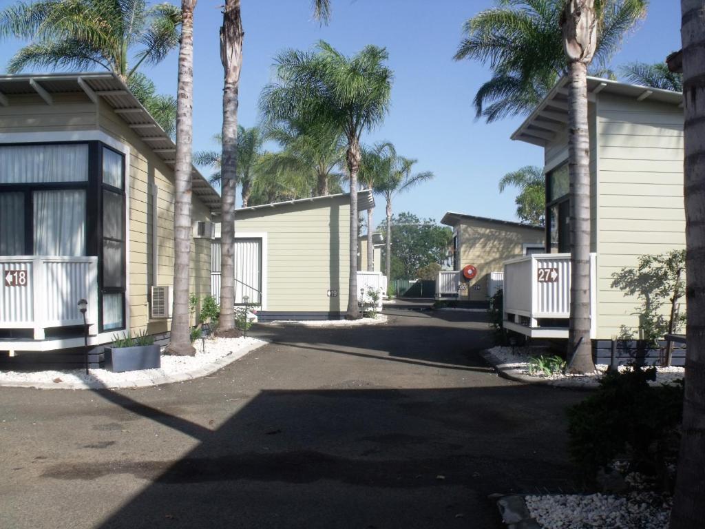 a house with palm trees in the driveway at Injune Motel in Injune