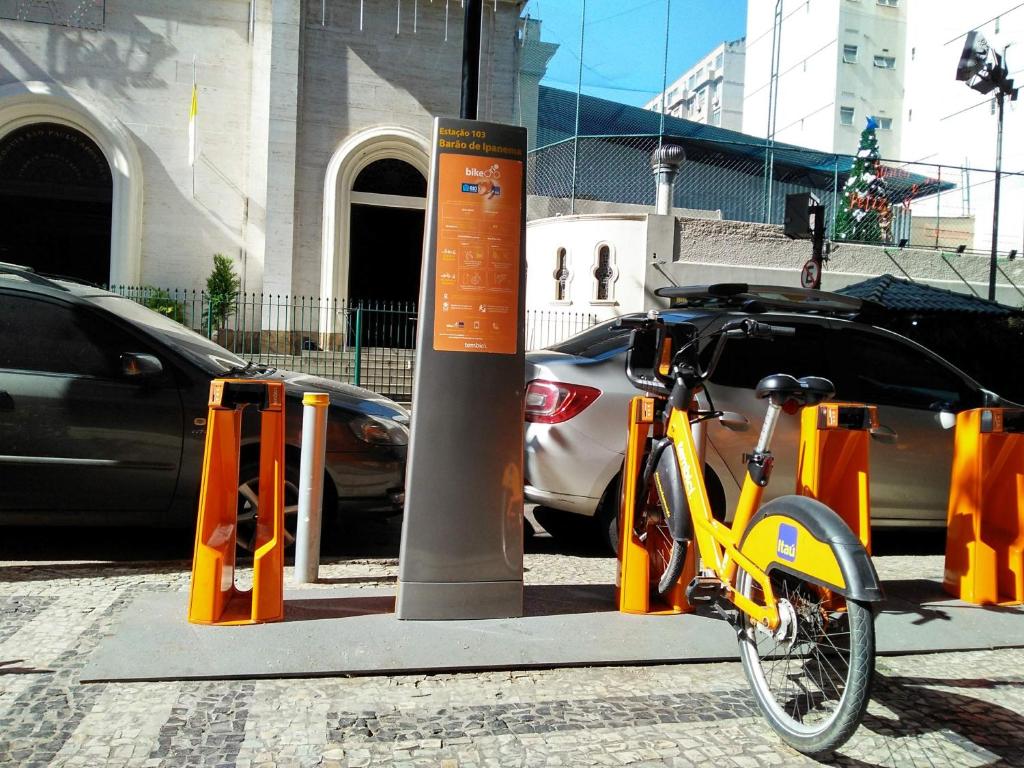  COPACABANA 3 quartos com ar cond GARAGEM a 2 qds da praia