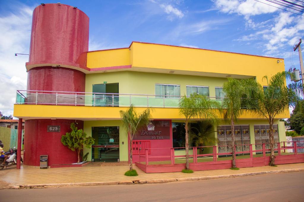 żółto-czerwony budynek z silosem w obiekcie Domus Hotel Torre Canaã dos Carajás w mieście Canaã dos Carajás