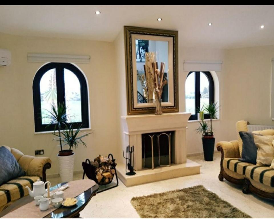 Posezení v ubytování Larnaca Mansion Ideal for 3 Families or more