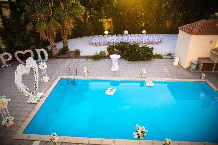 Bazén v ubytování Larnaca Mansion Ideal for 3 Families or more nebo v jeho okolí