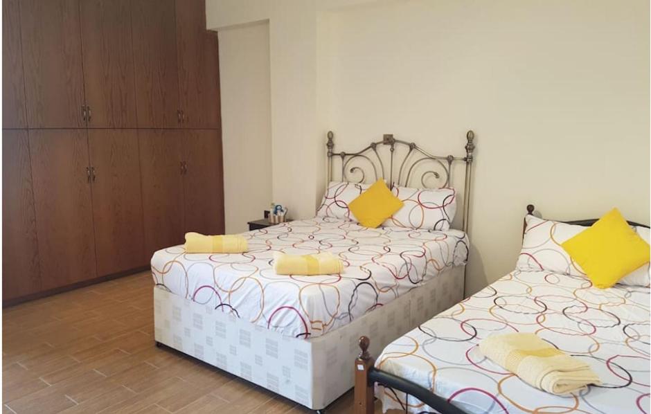 Postel nebo postele na pokoji v ubytování Larnaca Mansion Ideal for 3 Families or more