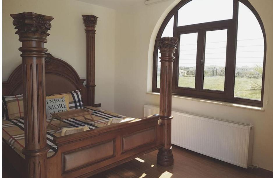 Postel nebo postele na pokoji v ubytování Larnaca Mansion Ideal for 3 Families or more