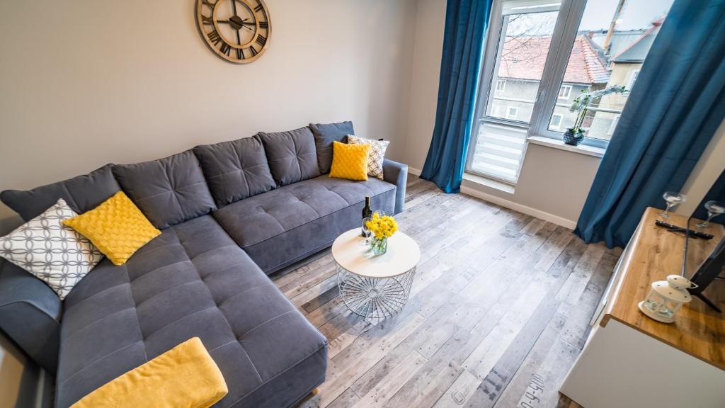 een woonkamer met een bank en een tafel bij Apartamenty Silvana in Kowary