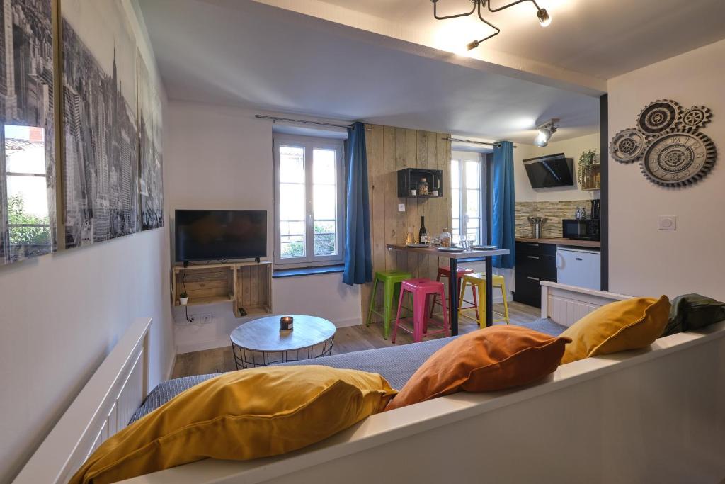 Cette chambre comprend un lit avec des oreillers. dans l'établissement Jules - appartement au calme dans la BASTIDE proche citée médiéval, à Carcassonne