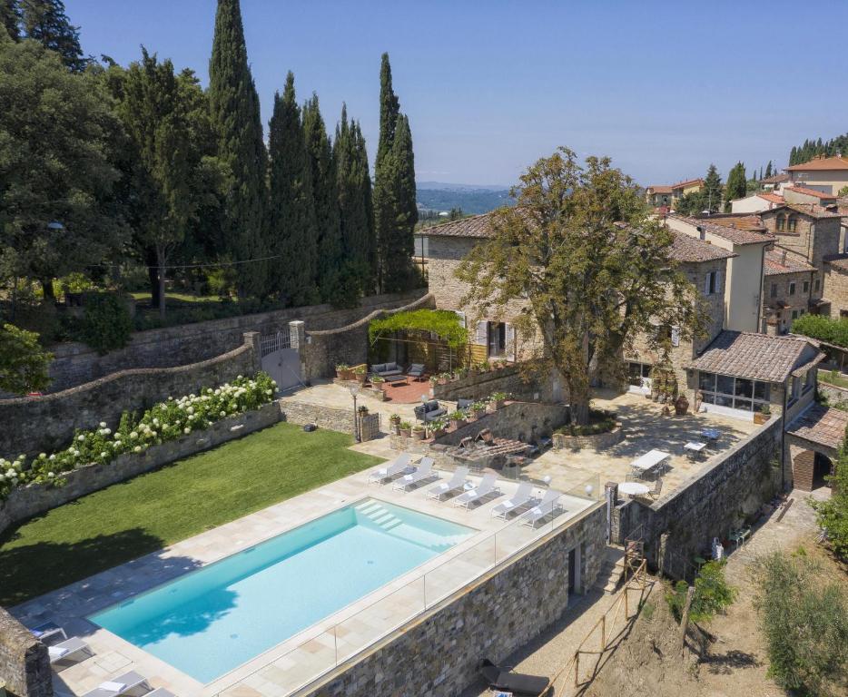 una vista aérea de una villa con piscina en Villa La Petraia en Panzano