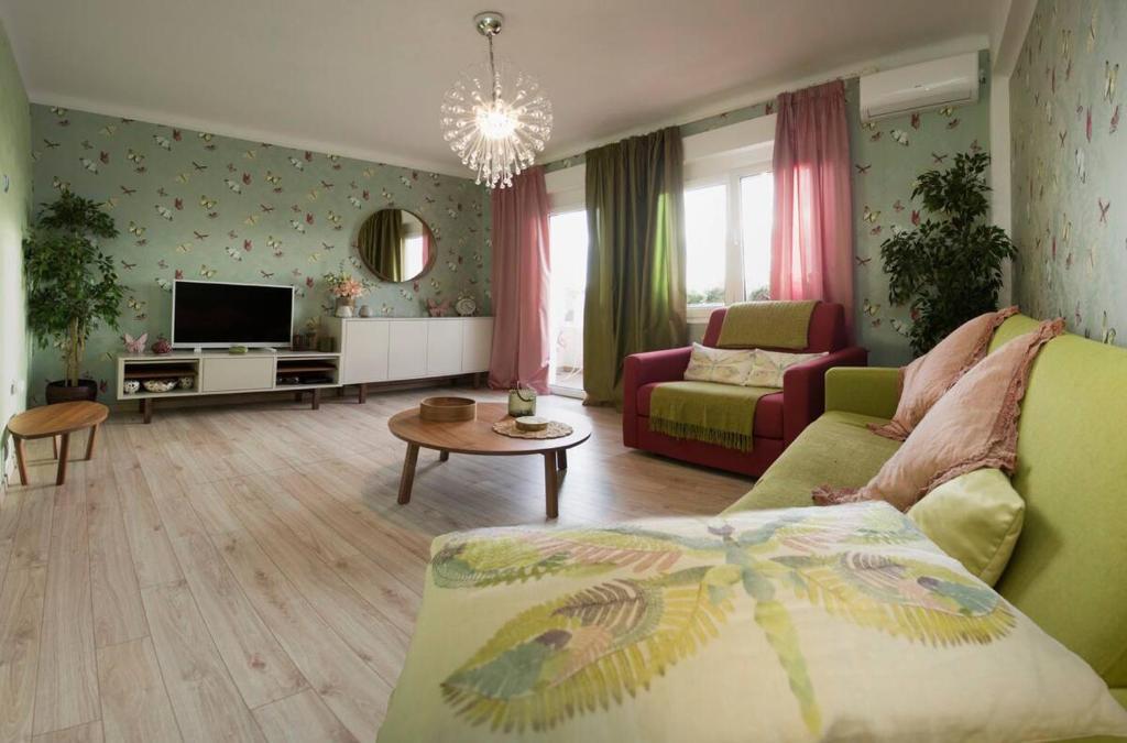 Televízia a/alebo spoločenská miestnosť v ubytovaní Beach apartment Butterfly with sea view