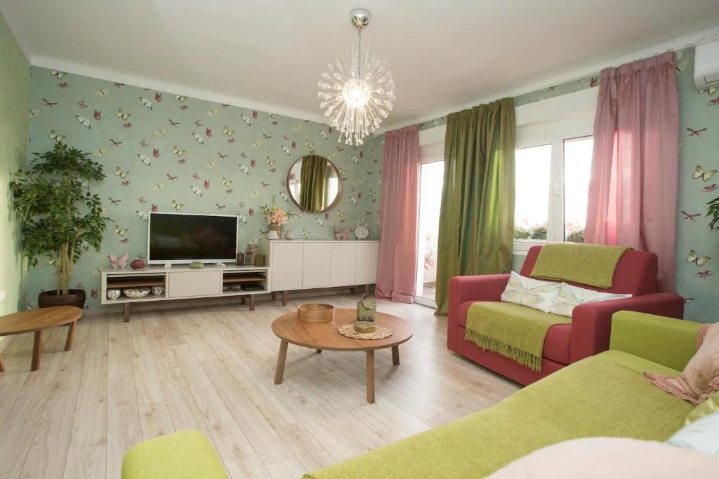 Televízia a/alebo spoločenská miestnosť v ubytovaní Beach apartment Butterfly with sea view