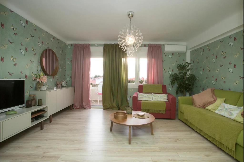 Televízia a/alebo spoločenská miestnosť v ubytovaní Beach apartment Butterfly with sea view