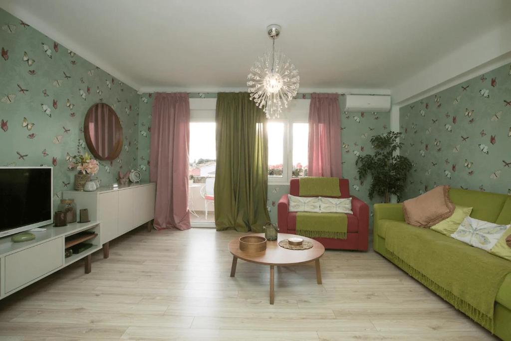 Televízia a/alebo spoločenská miestnosť v ubytovaní Beach apartment Butterfly with sea view
