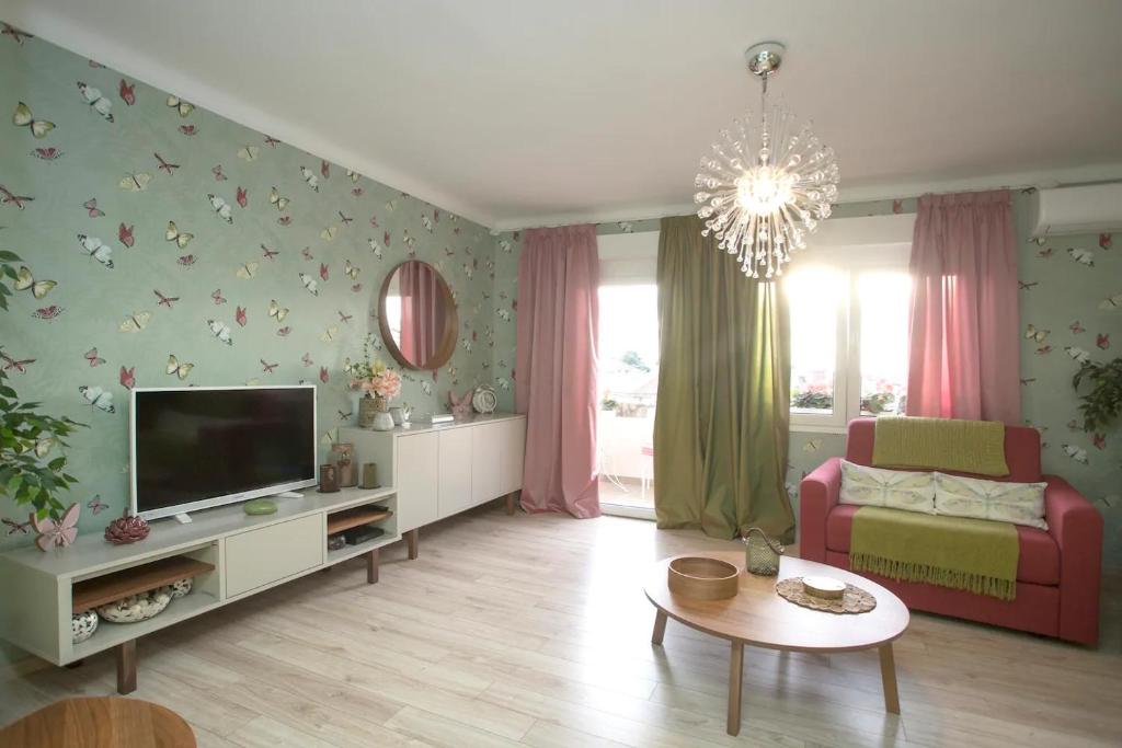 Televízia a/alebo spoločenská miestnosť v ubytovaní Beach apartment Butterfly with sea view