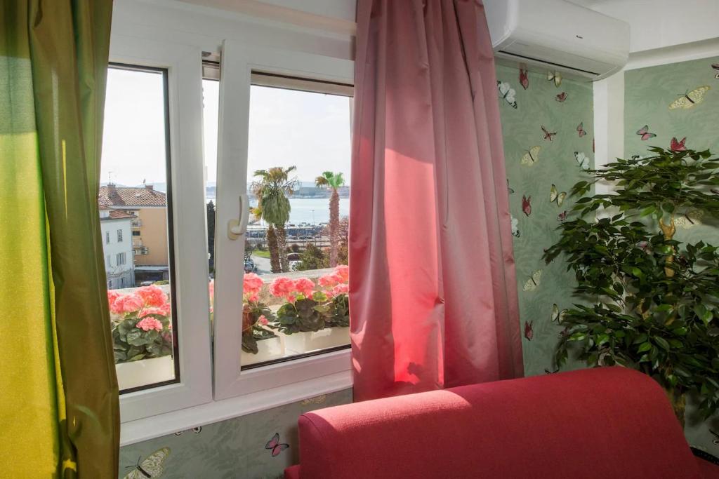 Balkón alebo terasa v ubytovaní Beach apartment Butterfly with sea view