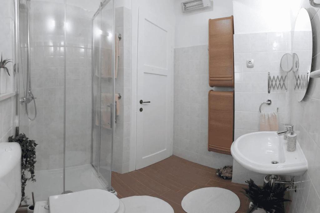 Kúpeľňa v ubytovaní Beach apartment Butterfly with sea view
