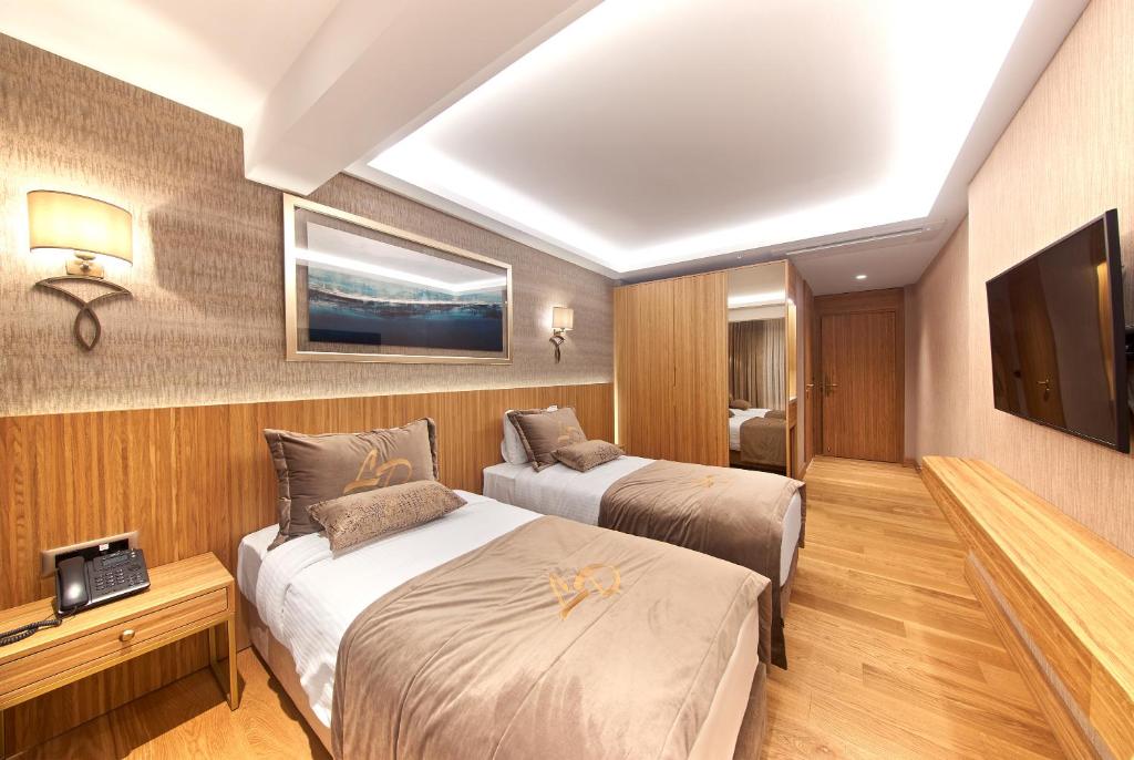 فندق ليدي دايانا في إسطنبول: غرفة فندقية بسريرين وتلفزيون بشاشة مسطحة