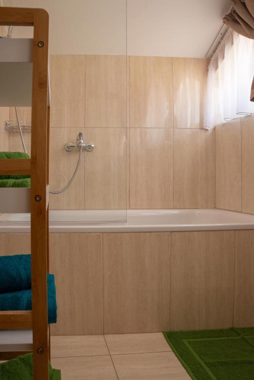 Kúpeľňa v ubytovaní Eliza 1 Birdland Golf Apartman