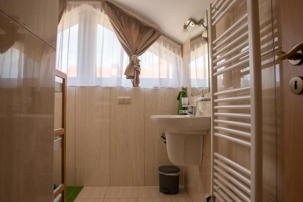 Kúpeľňa v ubytovaní Eliza 1 Birdland Golf Apartman