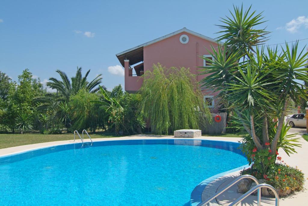 Bazén v ubytování Chrysanthy Apartments nebo v jeho okolí
