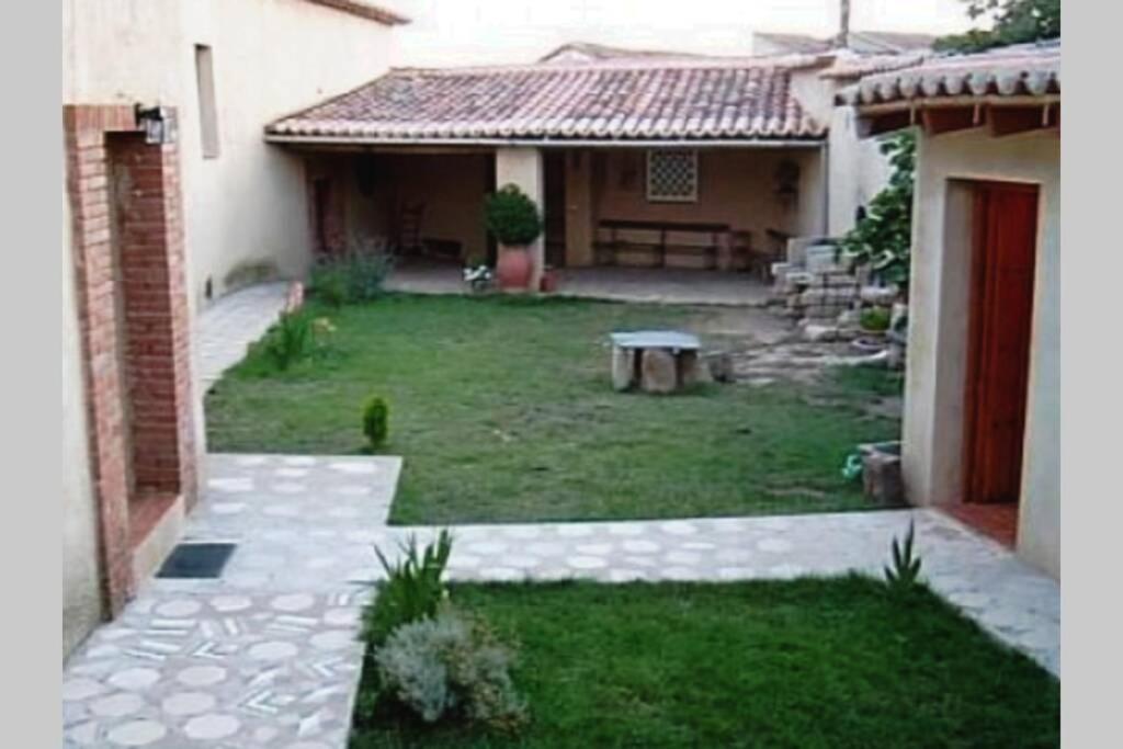 une arrière-cour d'une maison avec une table dans la cour dans l'établissement Casa Rural La Paloma - Zamora, à Manganeses de la Lampreana