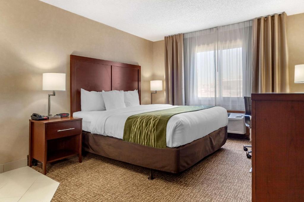 Comfort Inn Grand Island North - King Room With Hot Tub In Room - Non-Smoking