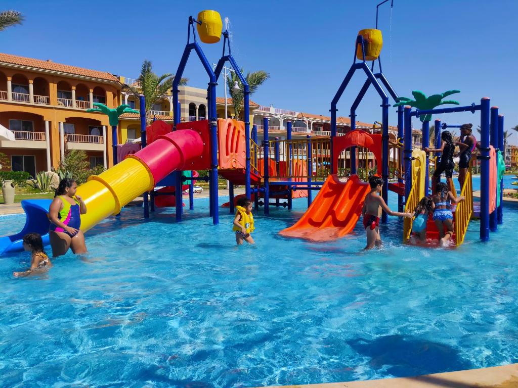 Bazén v ubytování Porto Matrouh Resort nebo v jeho okolí