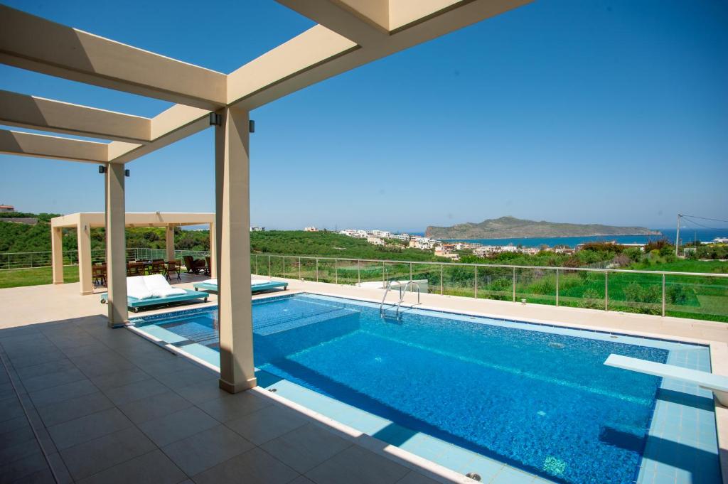 een zwembad in een villa met uitzicht bij Luxury 6-Bedroom Villa With Private Pool- Villa Prigipessa in Chania